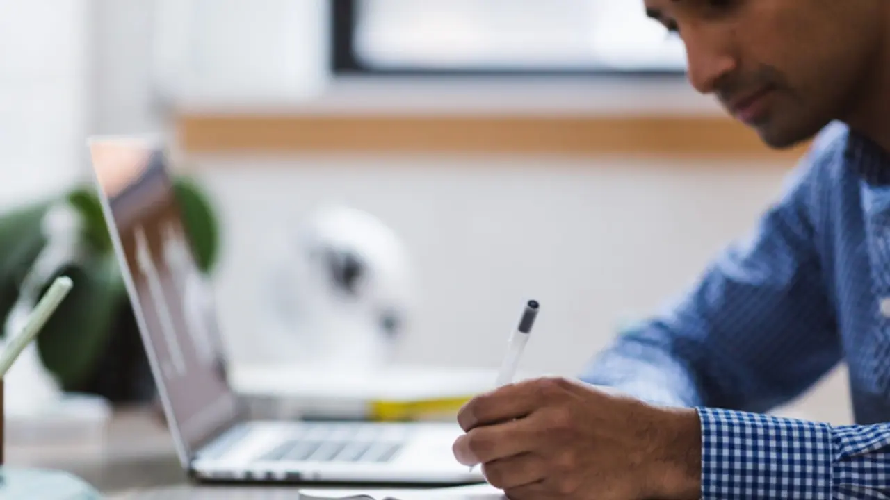 <p> Un joven en su puesto de trabajo. </p>