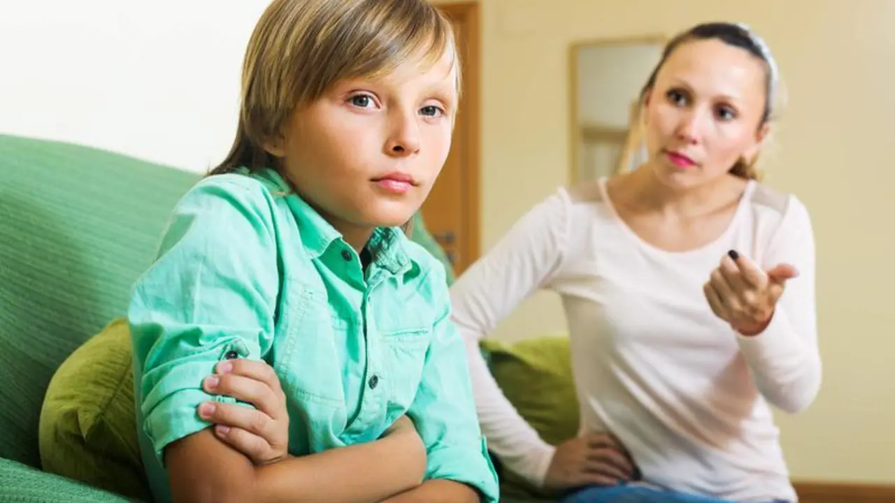 <p> Madre rega&ntilde;ando a su hijo adolescente. Freepic </p>