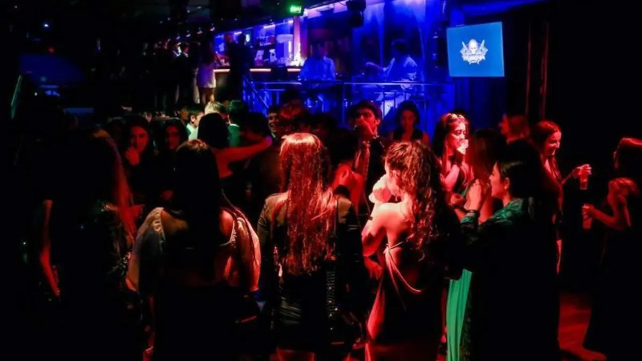 <p> Varias personas en la pista de una discoteca en Madrid (Espa&ntilde;a). - Ricardo Rubio - Europa Press </p>