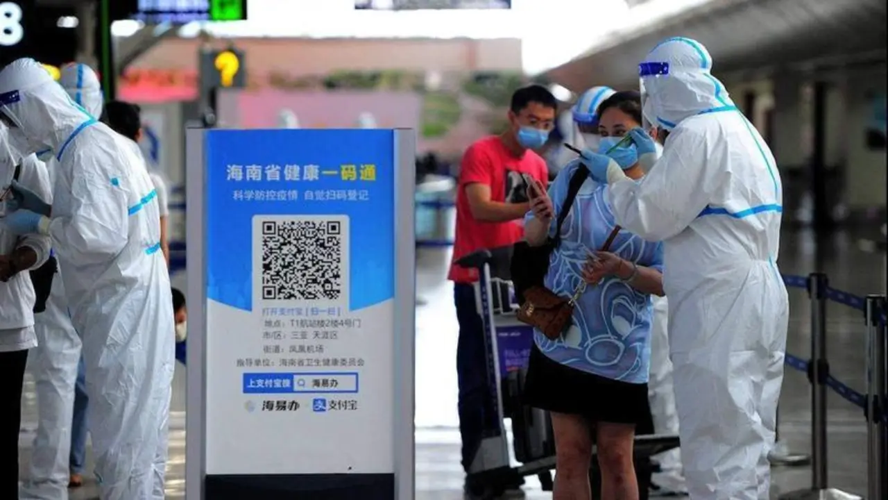 <p> Controles en China para comprobar la vacunaci&oacute;n contra el covid-19 en un aeropuerto de China. / AFP </p>