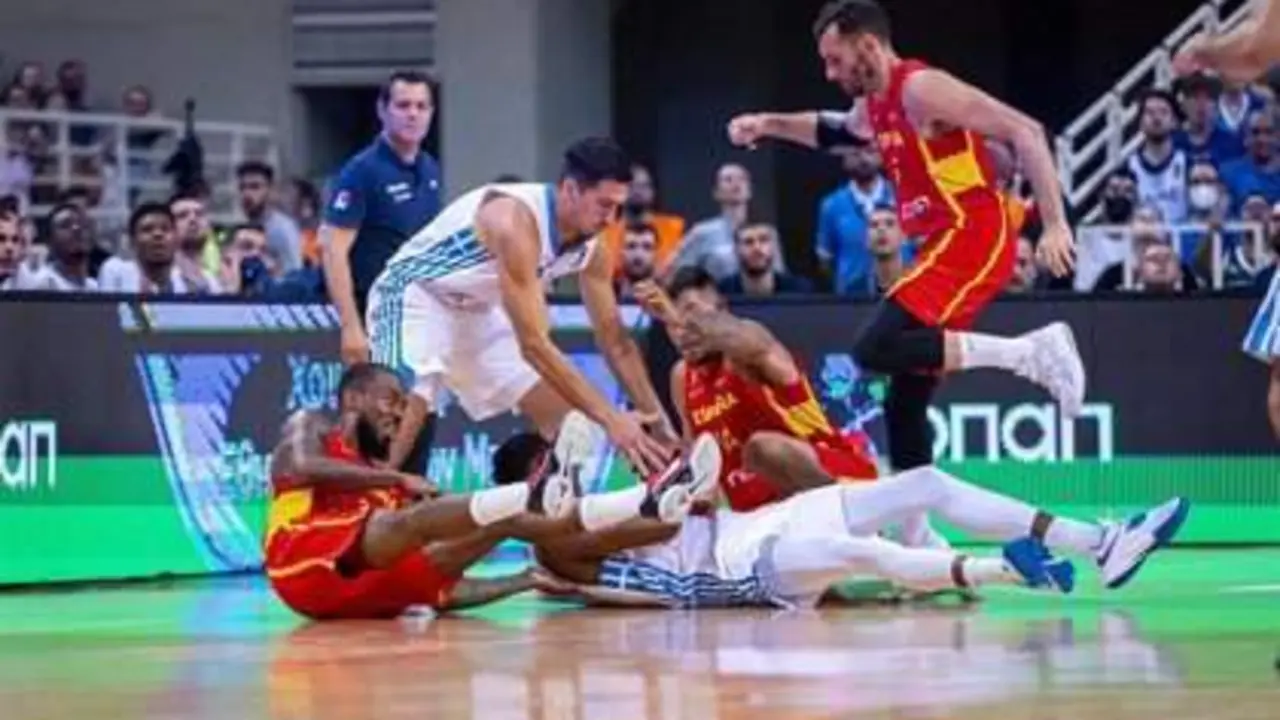 <p> La selecci&oacute;n espa&ntilde;ola de baloncesto cae ante Grecia en su primer test de preparaci&oacute;n camino al Eurobasket 2022 - ALBERTO NEVADO/FEB </p>