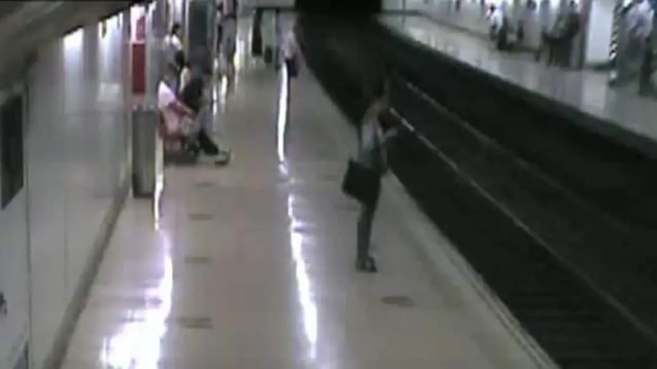 <p> Momento previo a la ca&iacute;da del hombre salvado por un polic&iacute;a fuera de servicio en Embajadores (Madrid). Twitter Polic&iacute;a Nacional </p>