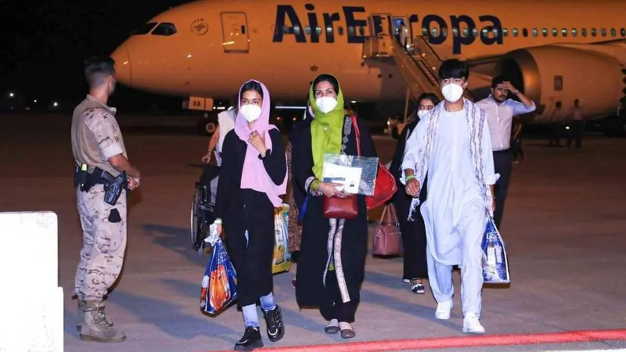 <p> Varios refugiados afganos llegan a la base a&eacute;rea de Torrej&oacute;n de Ardoz a 12 de agosto de 2022 - MINISTERIO DE DEFENSA </p>