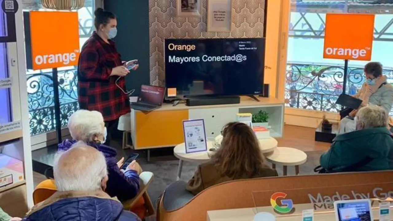 <p> El programa 'Mayores conectados' de Orange ya ha ayudado a m&aacute;s de 1.000 mayores con el uso del m&oacute;vil. Orange </p>
