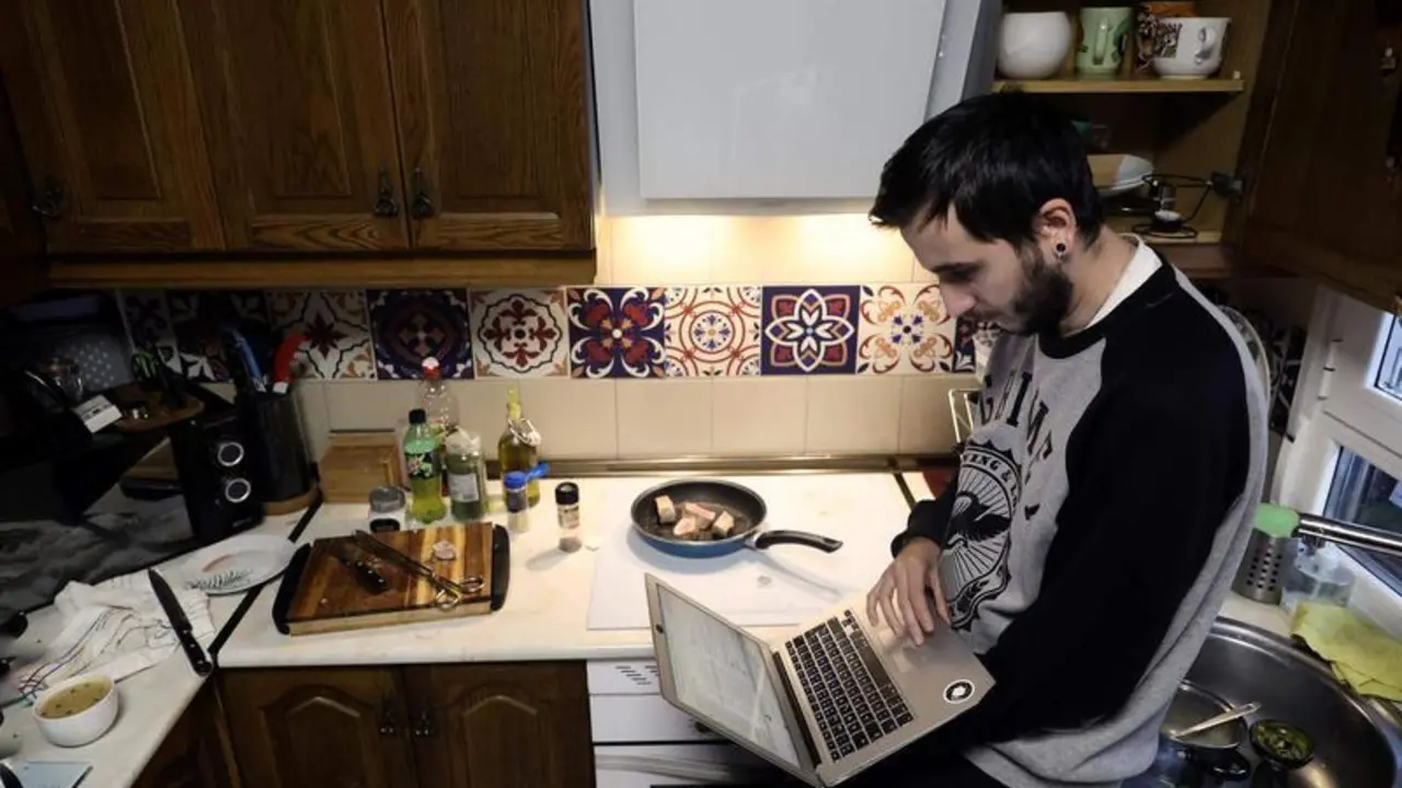 <p> Archivo - Una persona teletrabaja en la cocina de su domicilio, en una imagen de archivo. - Eduardo Parra - Europa Press - Archivo </p>