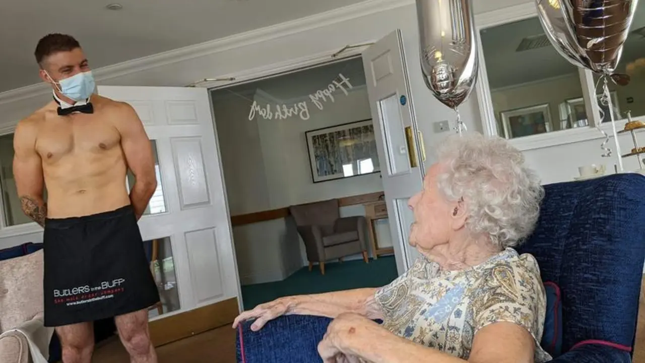 <p> Norah Shaw, de Reino Unido, vivi&oacute; una de sus mejores tardes por su 106 cumplea&ntilde;os con el stripper que le llevo de regalo su hija </p>