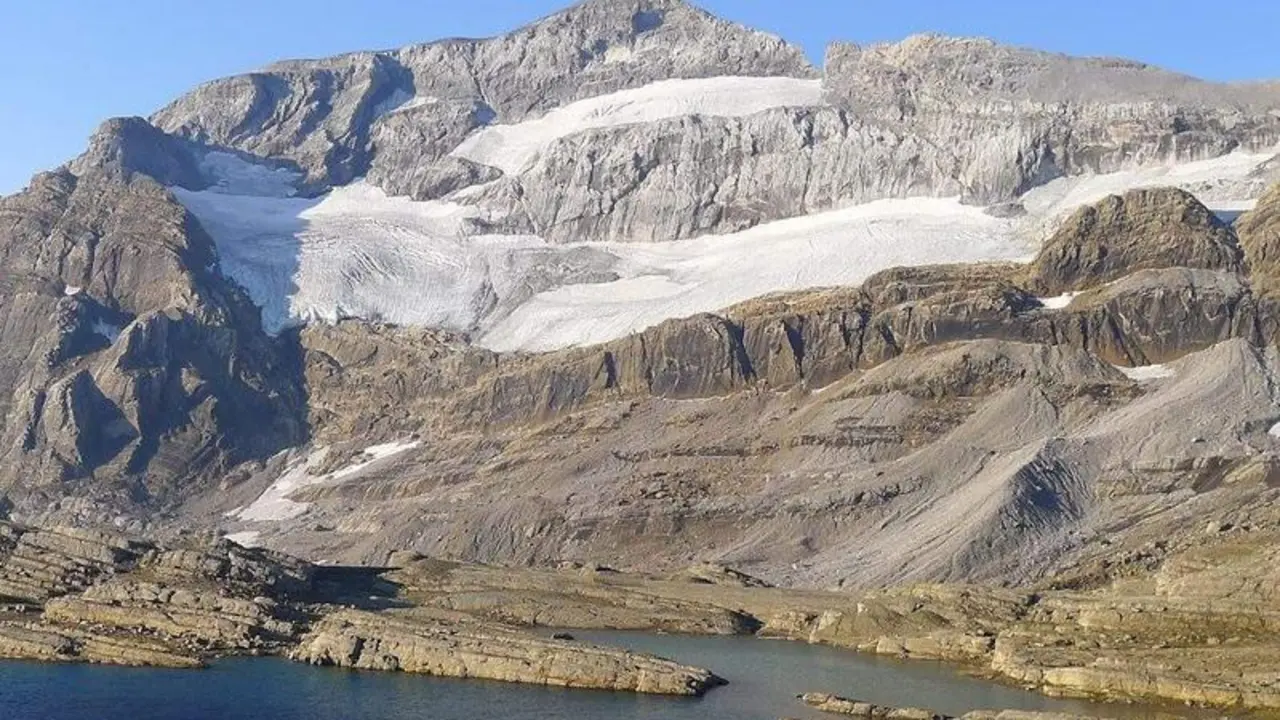 <p> Glaciar de Monte Perdido en el Pirineo Aragon&eacute;s </p>