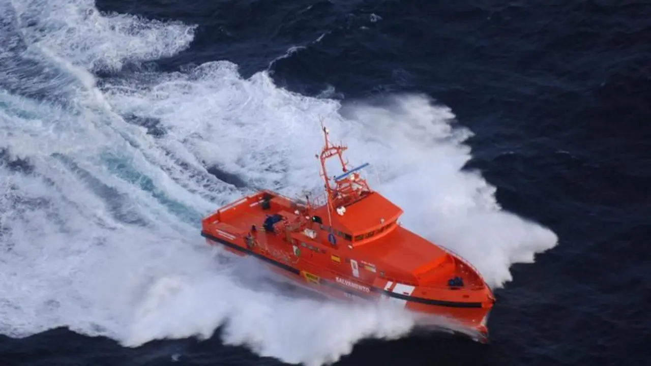 <p> Rescate de una patera - TWITTER DE SALVAMENTO MAR&Iacute;TIMO </p>