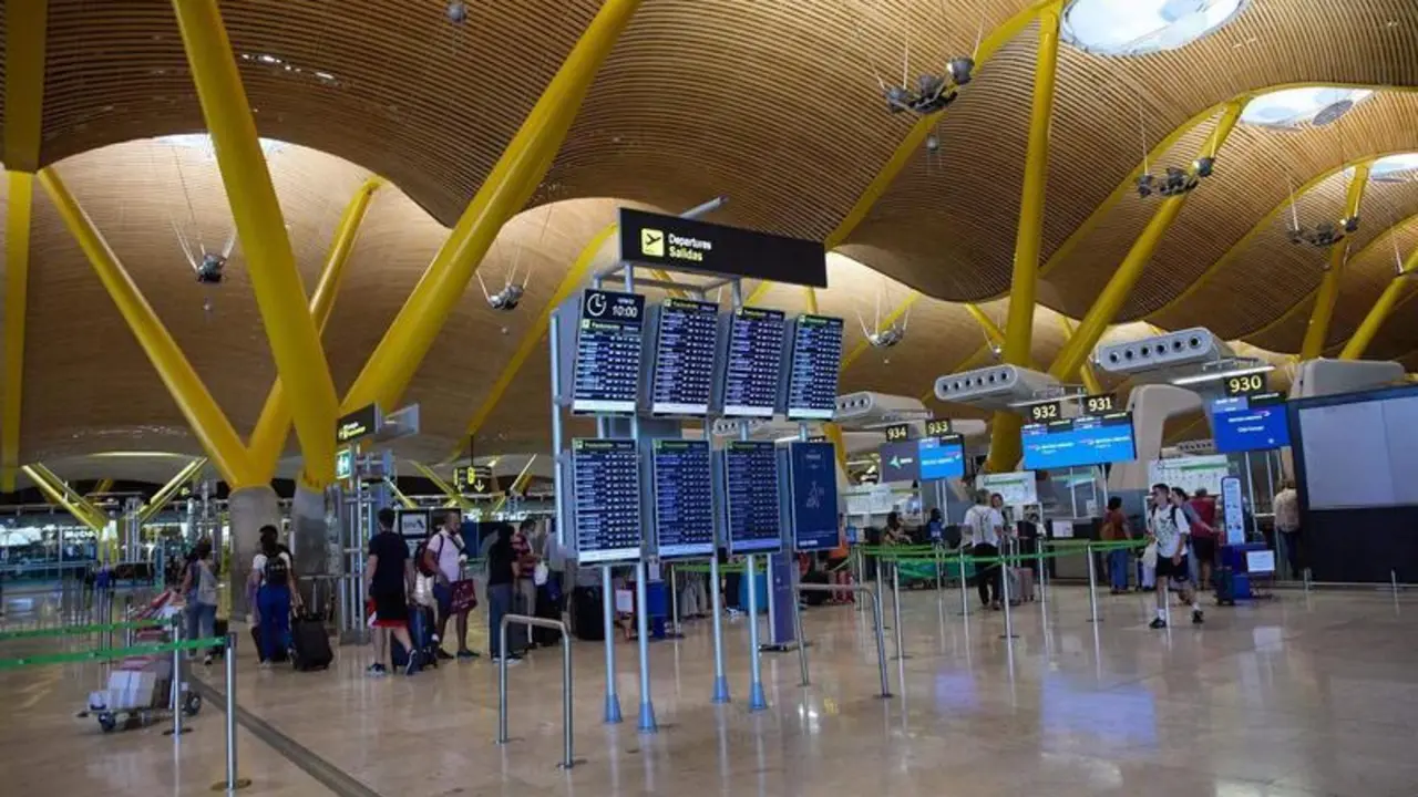<p> Interior del aeropuerto Adolfo Su&aacute;rez Madrid-Barajas, a 12 de agosto de 2022, en Madrid (Espa&ntilde;a). - Jes&uacute;s Hell&iacute;n - Europa Press </p>