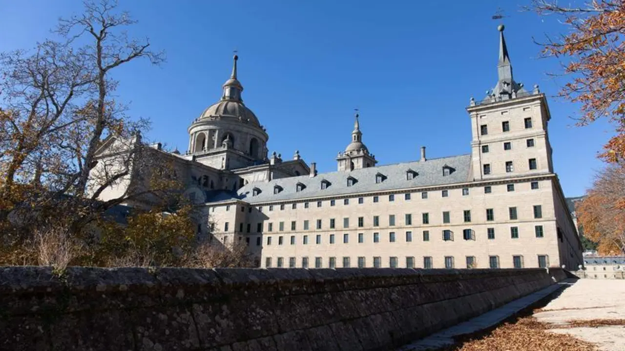 <p> Vista de la fachada del Monasterio de San Lorenzo de El Escorial </p>