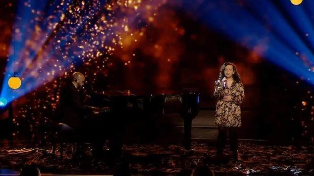 <p> Paula acompa&ntilde;ada al piano de su padre, Miguel &Aacute;ngel L&oacute;pez </p>