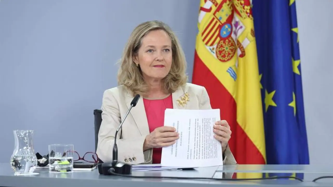 <p> La vicepresidenta primera y ministra de Asuntos Econ&oacute;micos y Transformaci&oacute;n Digital, Nadia Calvi&ntilde;o, en una rueda de prensa posterior al Consejo de Ministros, en el Palacio de La Moncloa, a 26 de julio de 2022, en Madrid </p>
