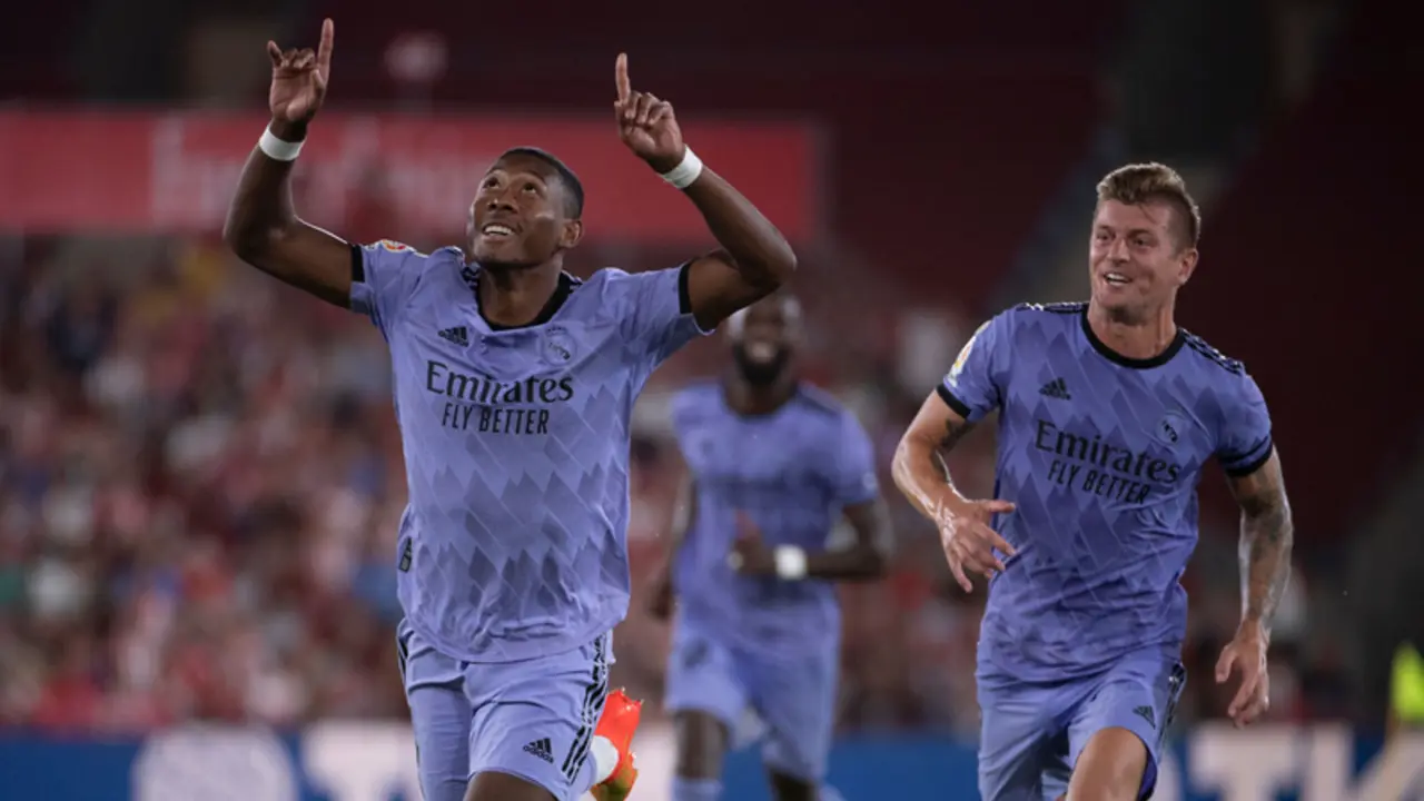 <p> Alaba celebrando su gol de falta ante la U.D Almer&iacute;a </p>