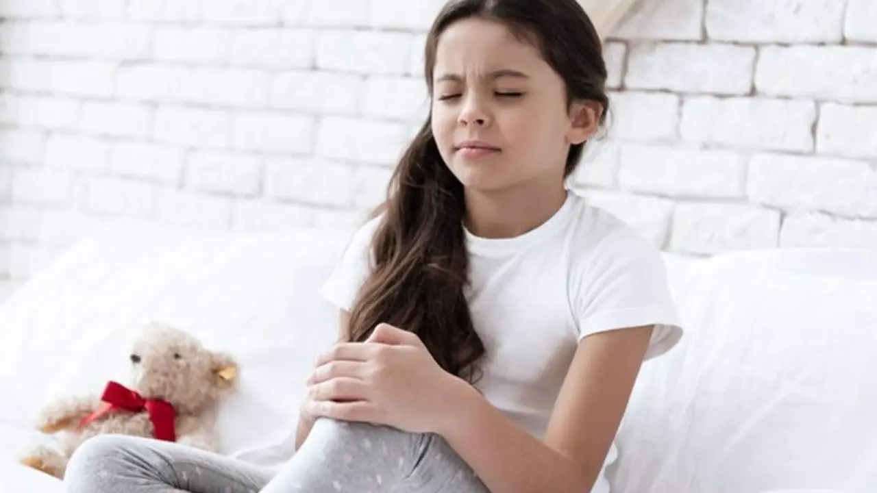 <p> Little girl feels pain in the knee and closes her eyes . She feels bad and uncomfortable, then that it hurts. (Little girl feels pain in the knee and closes her eyes . She feels bad and uncomfortable, then that it hurts., ASCII, 110 components, 110 by </p>