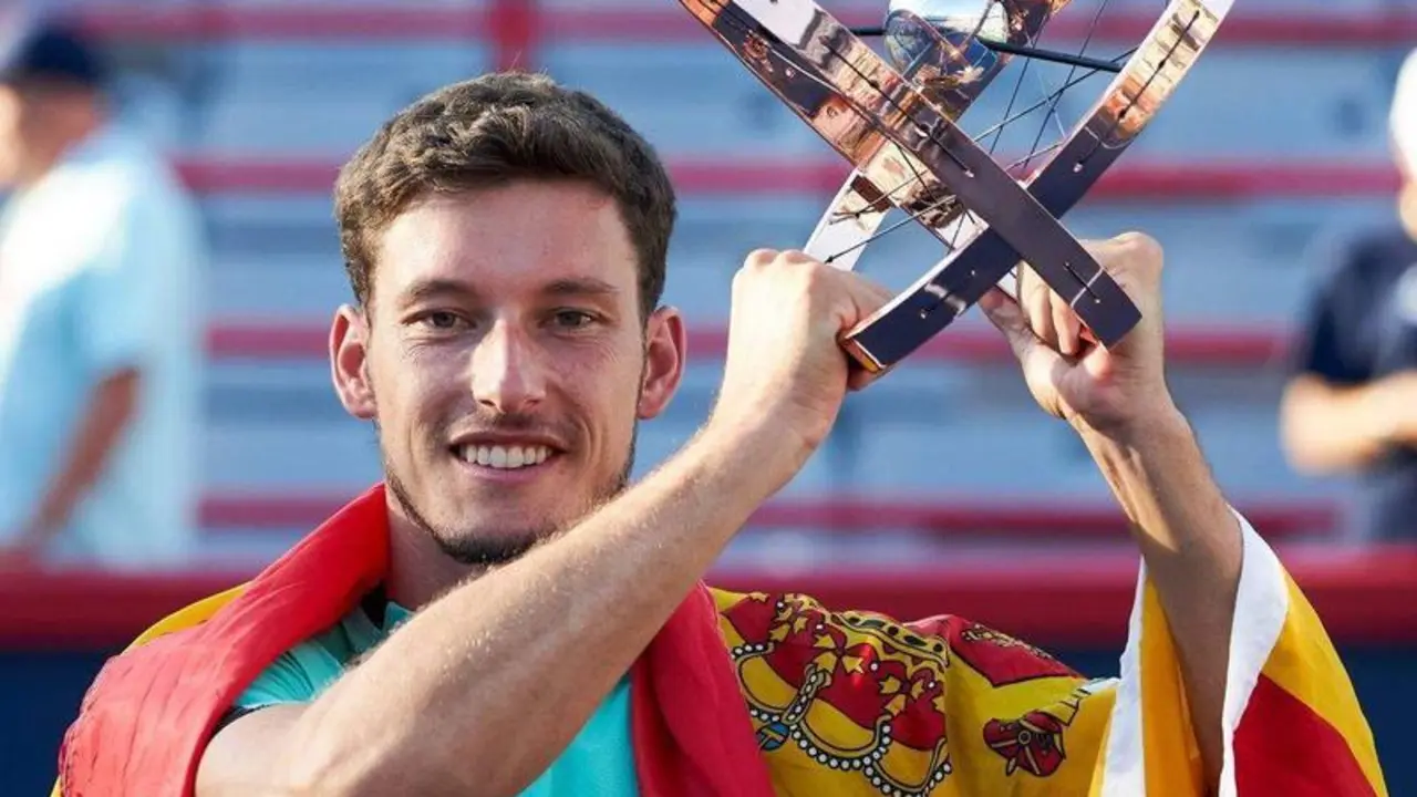 <p> Pablo Carre&ntilde;o con el trofeo del Masters 1000 de Montreal </p>