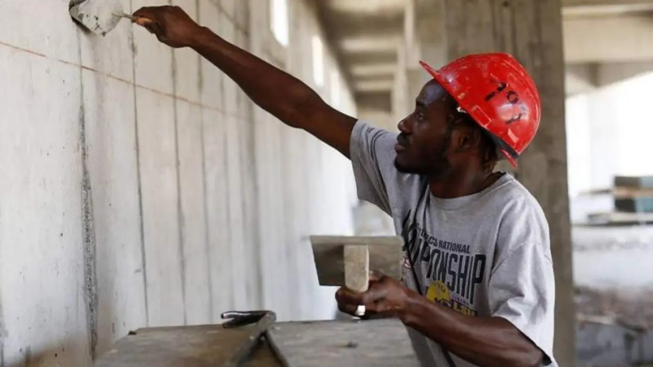 <p> Migrante trabajando como obrero </p>