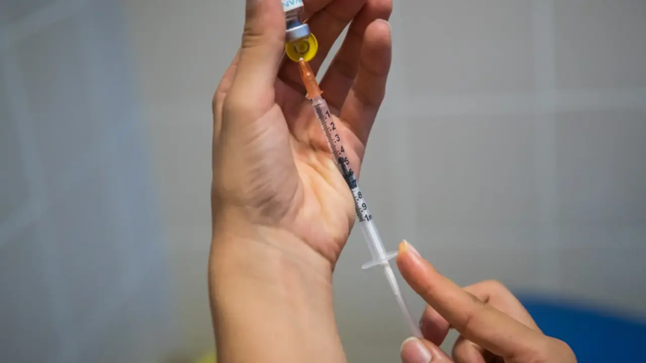 <p> Primera vacuna adaptada a &oacute;micron </p>