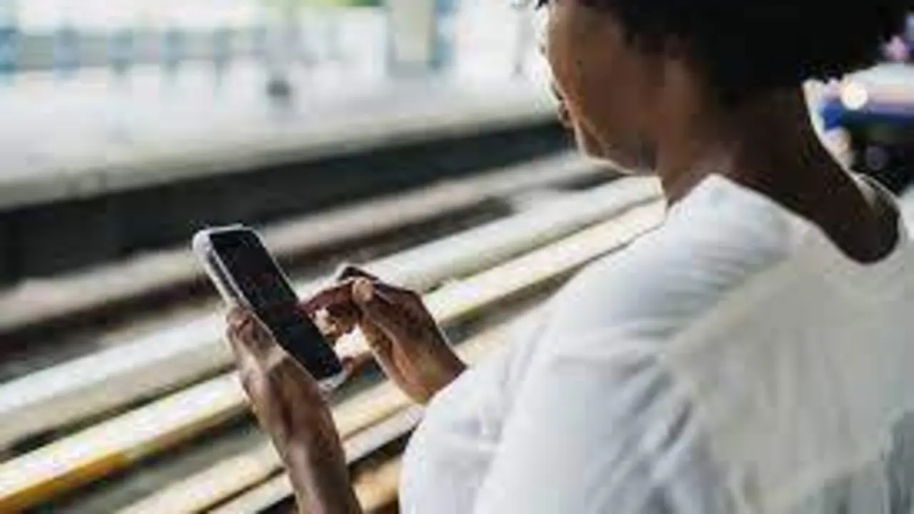 <p> Una persona con su tel&eacute;fono m&oacute;vil - EP </p>