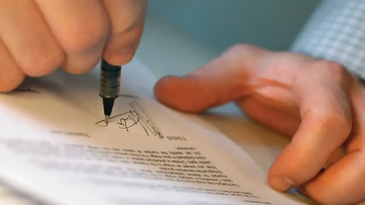 <p> Persona firmando un testamento </p>