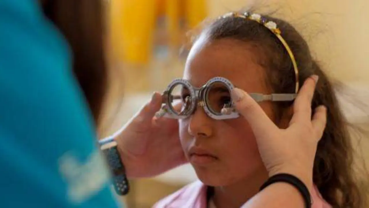 <p> &Oacute;ptica de Alain Afflelou probando la vista de una ni&ntilde;a </p>