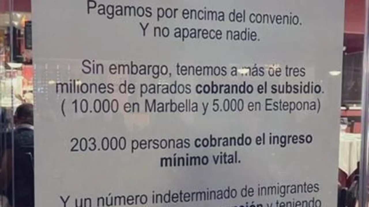 <p> Cartel racista y xen&oacute;fobo - TWITTER </p>