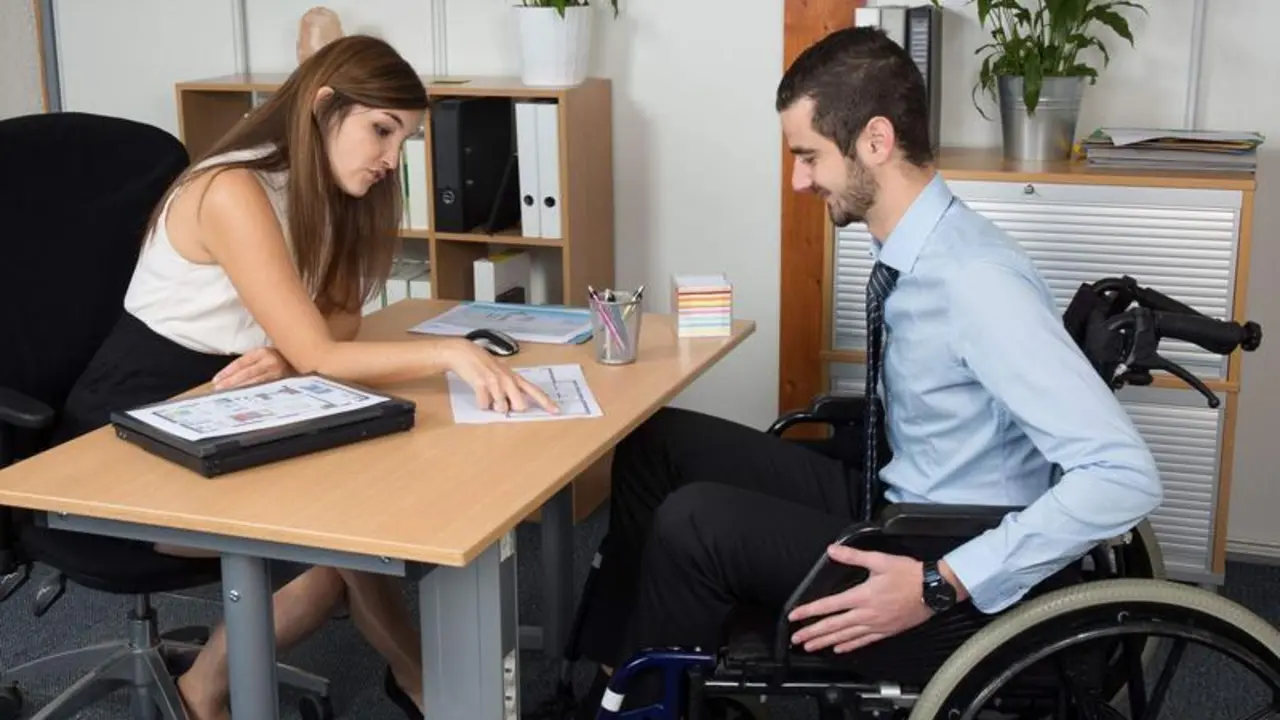 <p> Persona discapacitada en una entrevista de trabajo </p>