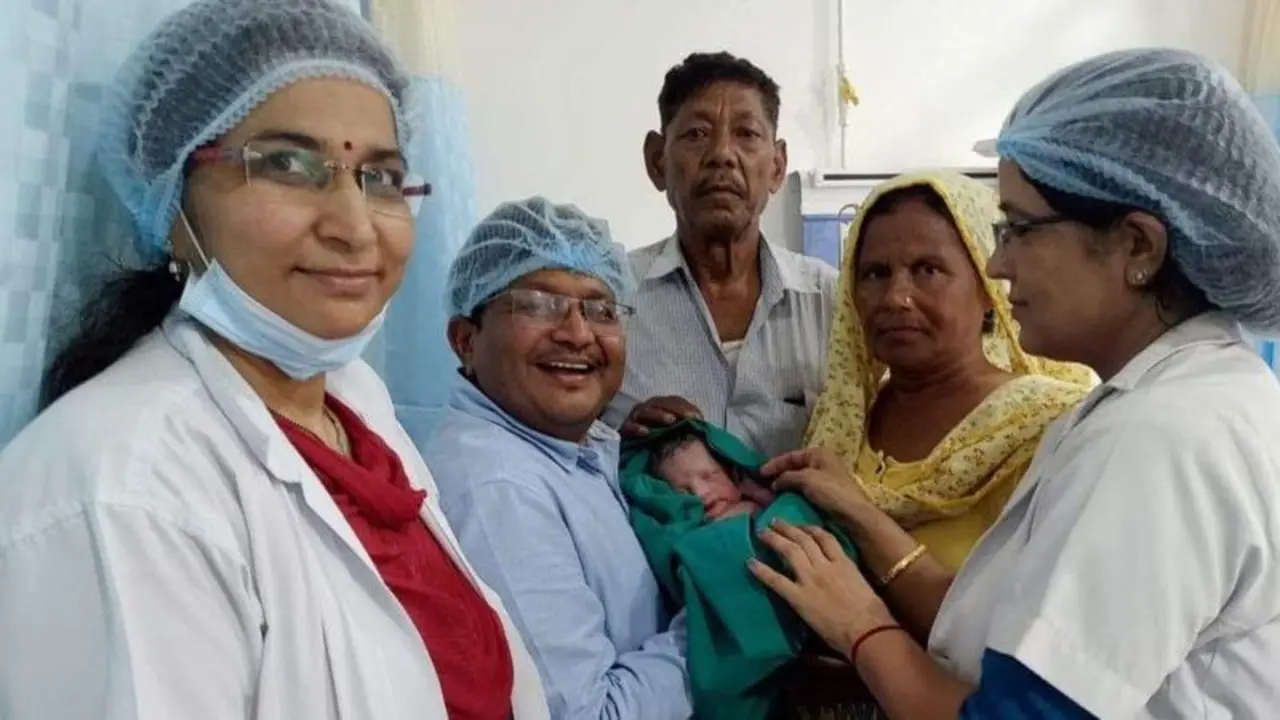 <p> Imagen de la pareja con su hijo y rodeado de los m&eacute;dicos - FACEBOOK </p>