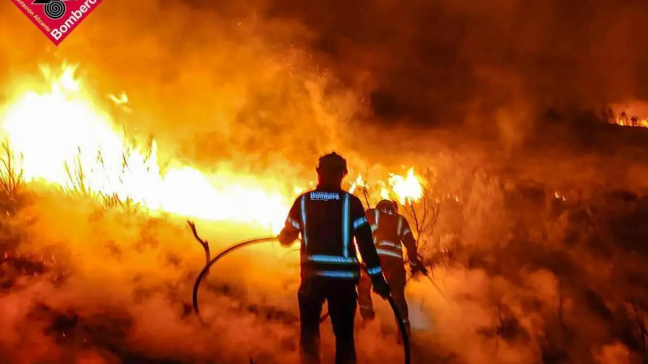 <p> Incendio de Vall d'Ebo. Twitter Consorcio de Bomberos de Alicante </p>