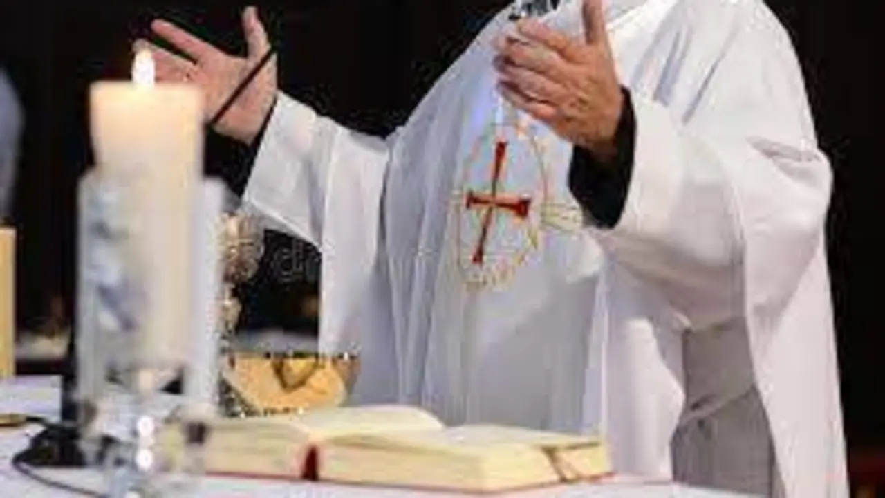 <p> Sacerdote durante una misa </p>