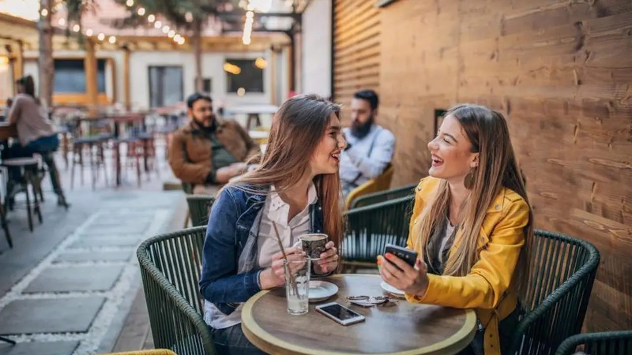 Personas practicando el optimismo de acci&oacute;n en domingo - VISA