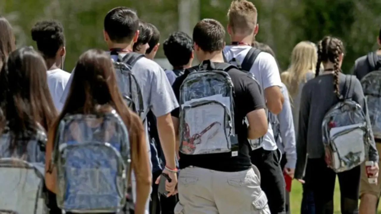 <p> Estudiantes de Dallas, Texas, utilizando mochilas transparentes </p>