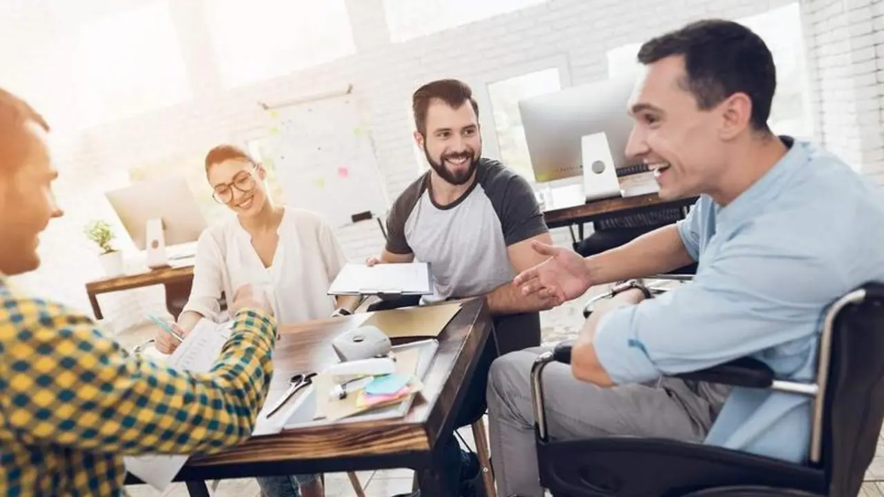 <p> Persona discapacitada en una entrevista de trabajo </p>