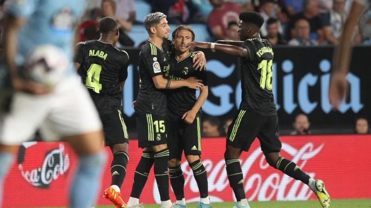 <p> Alaba, Valverde y Tchouam&eacute;ni, celebrando junto a Modric el 1-2 </p>