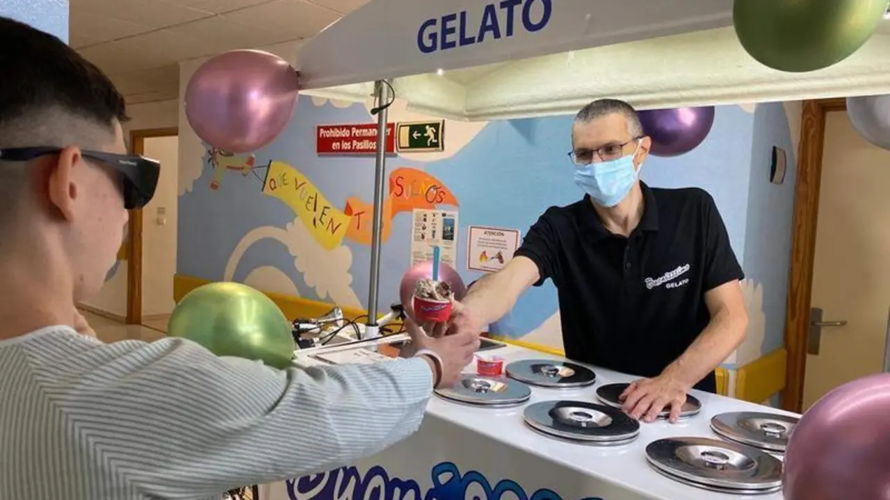 <p> Daniele repartiendo helados con su carrito </p>