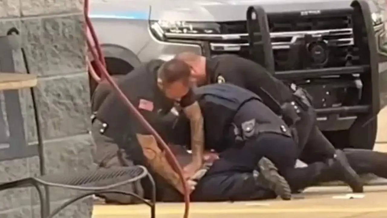 <p> Tres polic&iacute;as agreden a un detenido en Arkansas (Estados Unidos). Twitter </p>