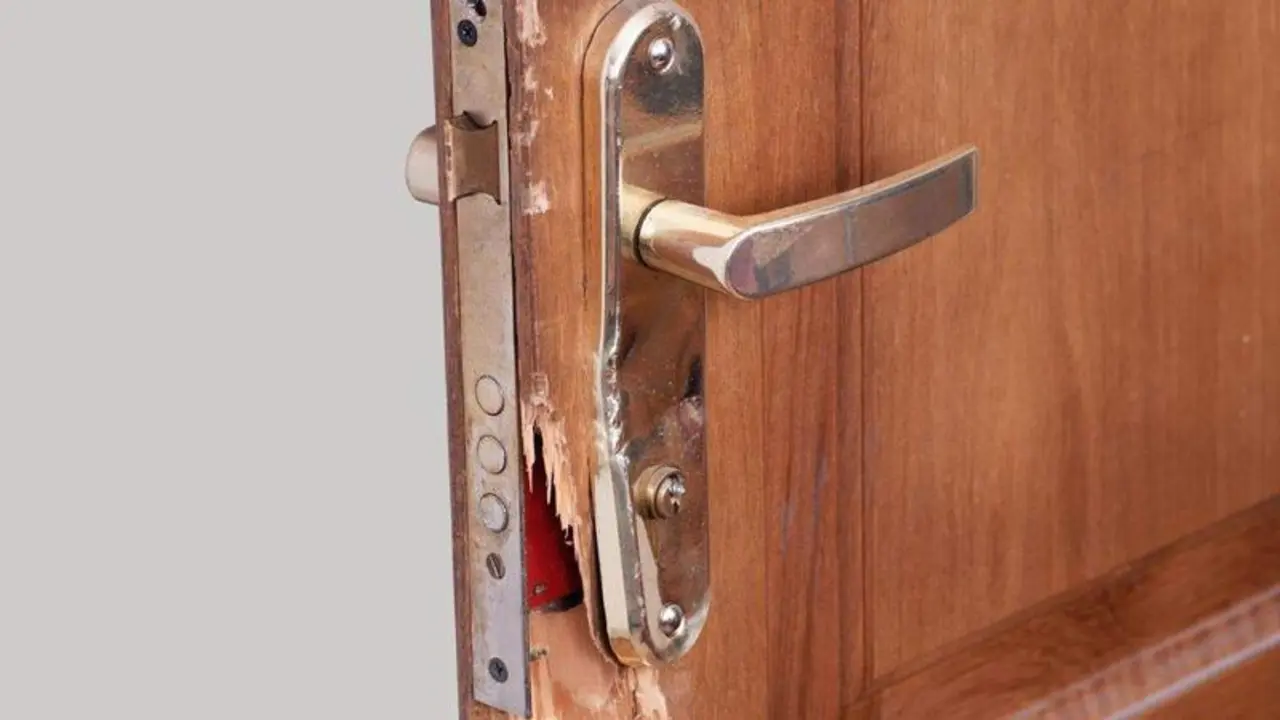 <p> Puerta que ha sido forzada </p>