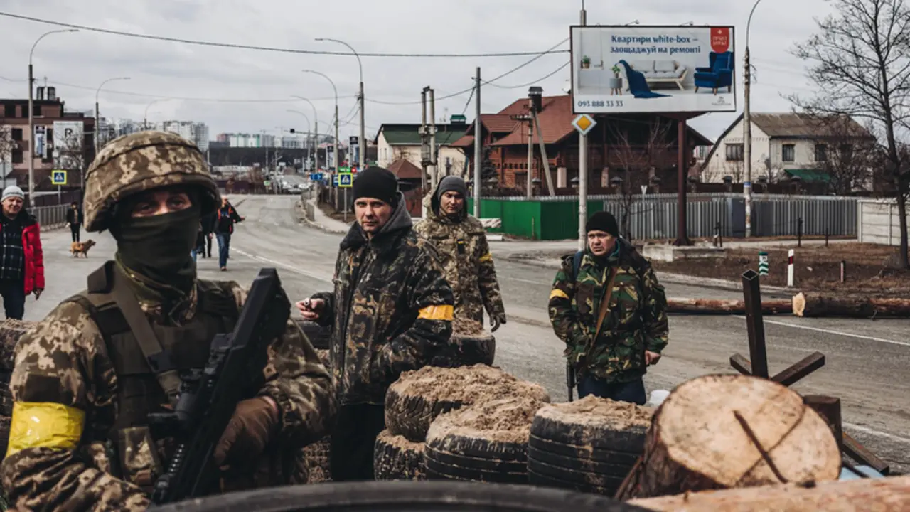 <p> Un soldado del ejercito ucraniano en un check point de la ciudad de Irpin, a 4 de marzo de 2022, en Irpin (Ucrania) - Diego Herrera - Europa Press </p>