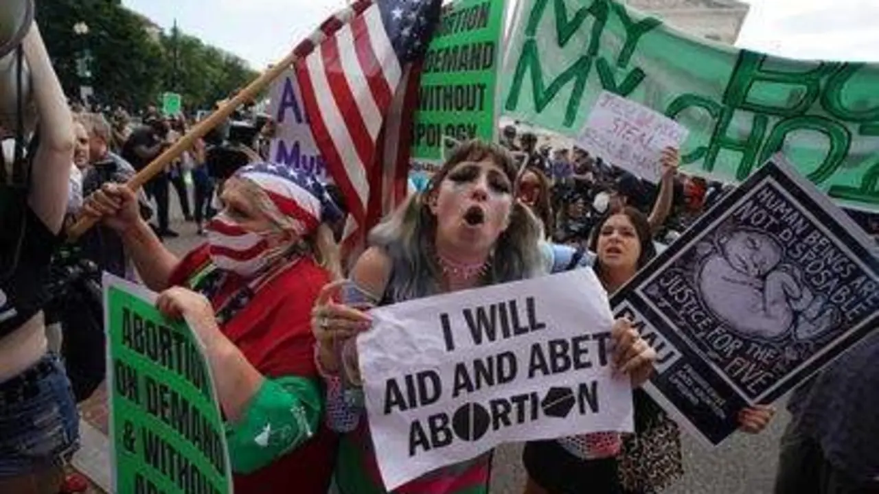<p> Manifestantes contra la derogaci&oacute;n del aborto </p>