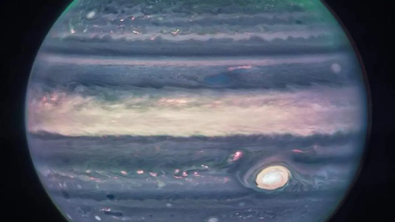 <p> Imagen compuesta de Webb NIRCam de J&uacute;piter a partir de tres filtros: F360M (rojo), F212N (amarillo-verde) y F150W2 (cian), y alineaci&oacute;n debido a la rotaci&oacute;n del planeta. - NASA/ESA/CSA </p>