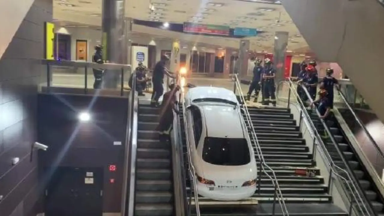<p> Coche robado que se qued&oacute; atrapado e las escaleras de Plaza El&iacute;ptica, en Madrid </p>