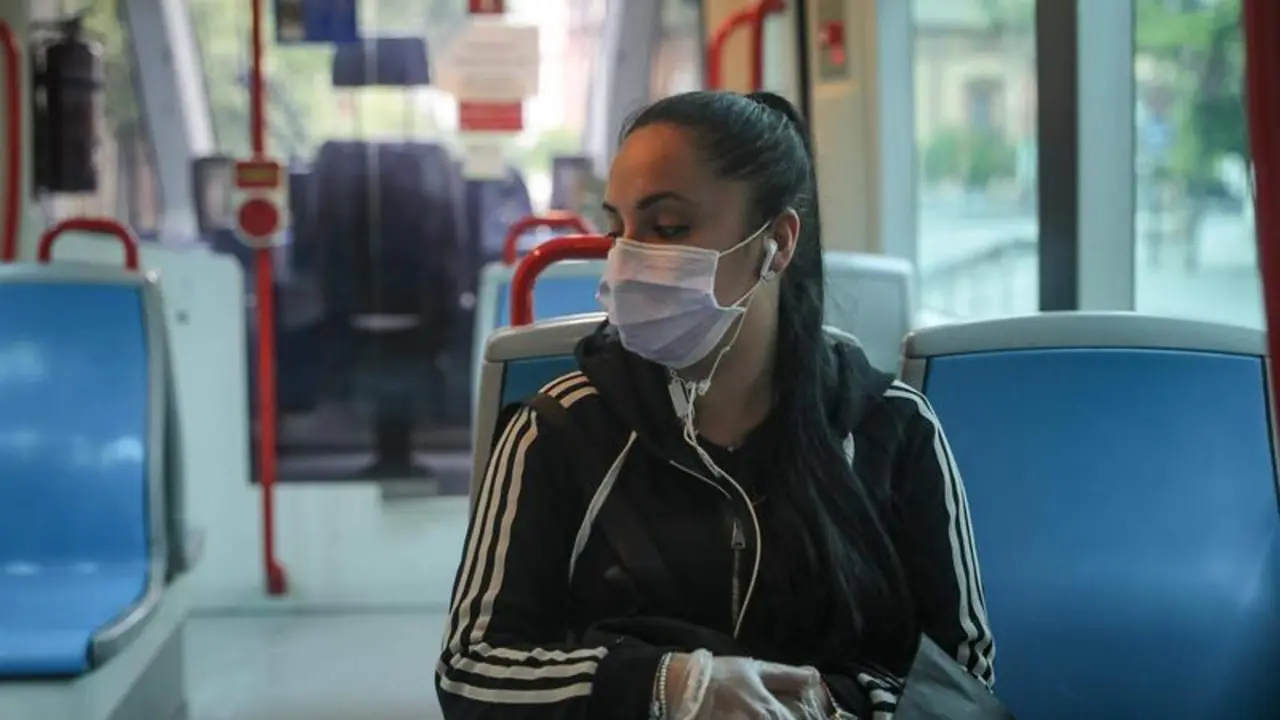 <p> Archivo - Una mujer con mascarilla en el metro-centro, Sevilla, foto de recurso - Mar&iacute;a Jos&eacute; L&oacute;pez - Europa Press - Archivo </p>