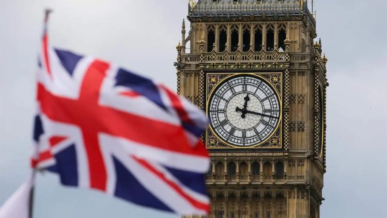 <p> Archivo - Bandera de Reino Unido con el Big Ben de fondo. - MICHAEL KAPPELER/DPA - Archivo </p>