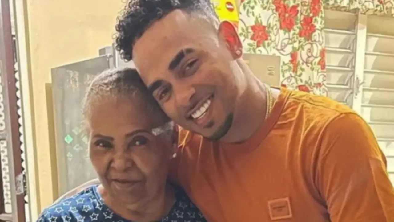 <p> Ozuna con su abuela Eneida. Fuente Twitter. </p>