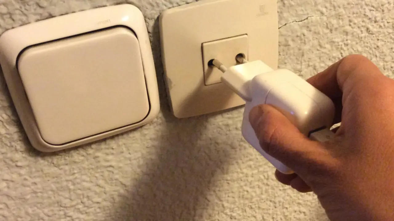 <p> Archivo - Enchufe, enchufes, electricidad, factura, luz, interruptor - EUROPA PRESS - Archivo </p>