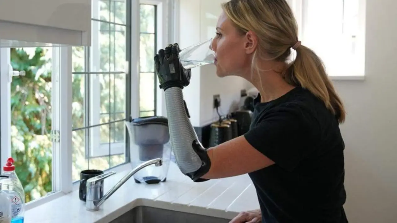 <p> La nadadora paral&iacute;mpica Jessica Smith con su nueva mano bi&oacute;nica. REUTERS/Maja Smiejkowska </p>