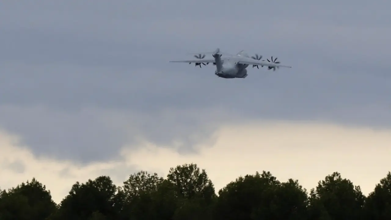 <p> Uno de los aviones del ej&eacute;rcito del Aire a su salida de la base a&eacute;rea de Los Llanos para recoger el cargamento de armas que enviar&aacute;n a Ucrania. - Luis Vizca&iacute;no - Europa Press </p>