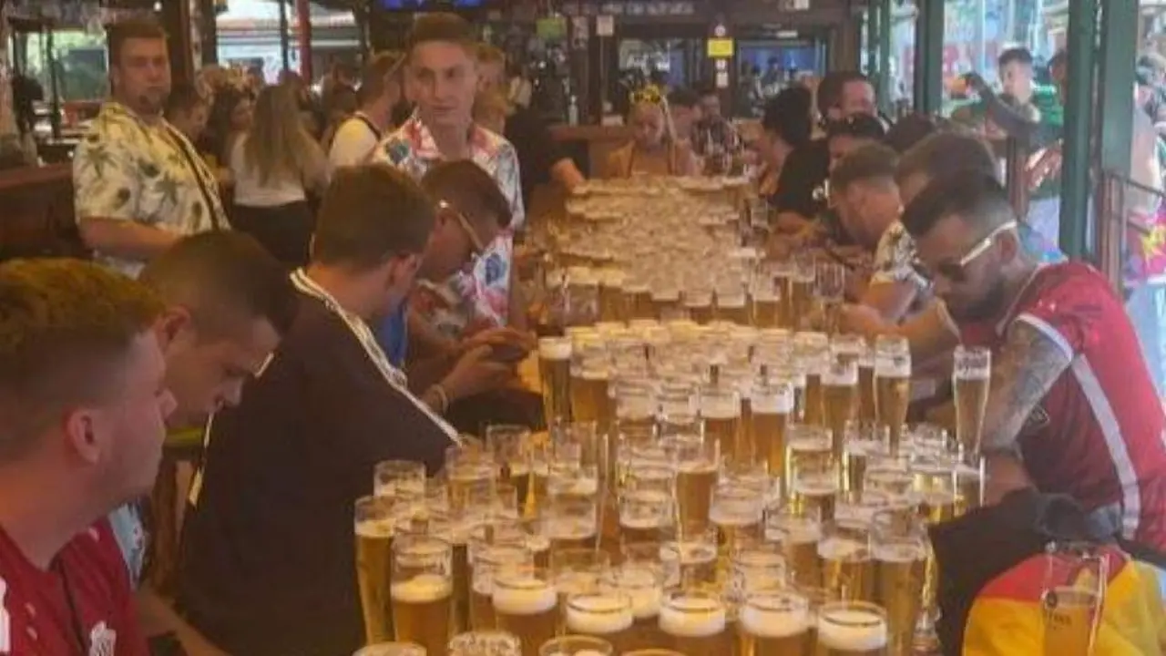 <p> Equipo alem&aacute;n que pidi&oacute; 600 cervezas de desayuno </p>