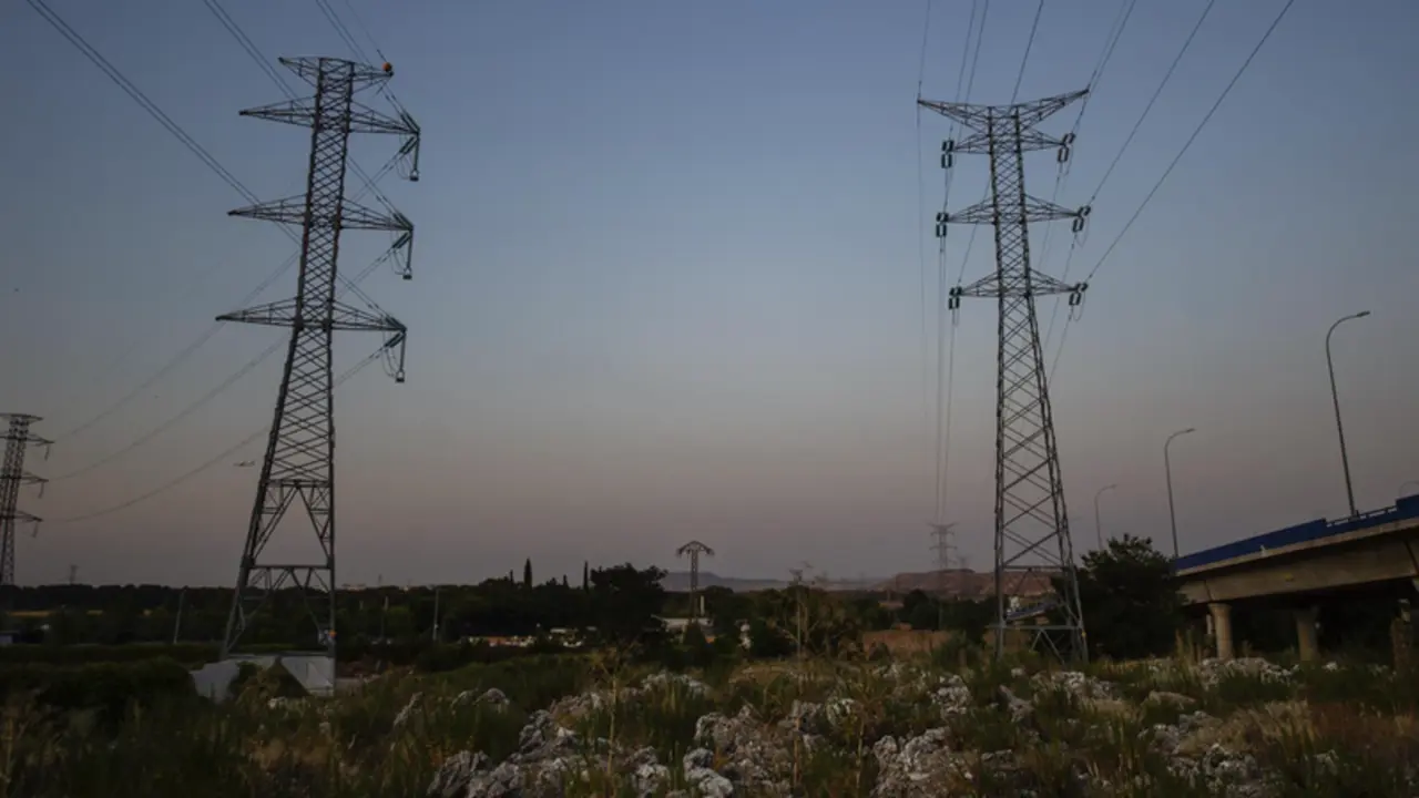 <p> Archivo - Torres de tensi&oacute;n, a 20 de julio de 2021, en Rivas-Vaciamadrid, Madrid (Espa&ntilde;a). - Alberto Ortega - Europa Press - Archivo </p>