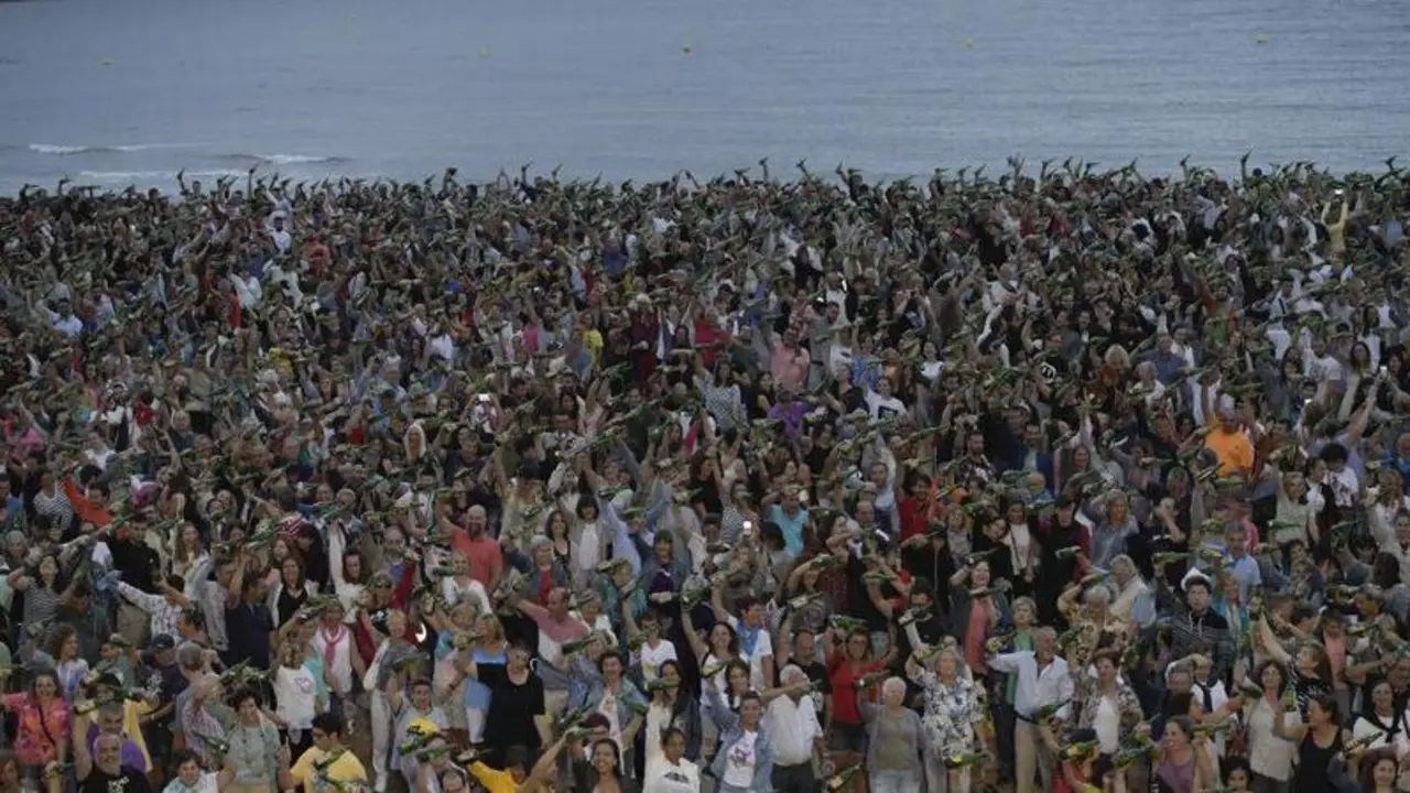 <p> Las personas consiguiendo el r&eacute;cord de personas escanciando simult&aacute;neamente sidra </p>