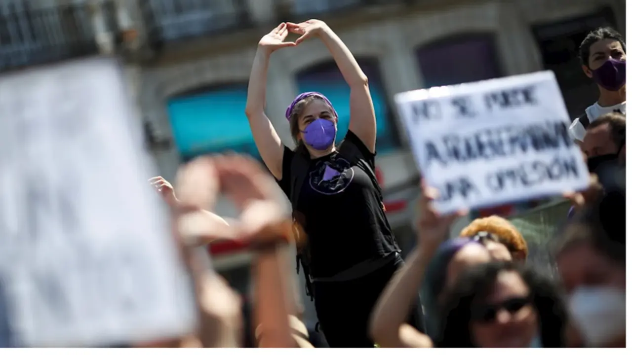 <p> Manifestante feminista </p>